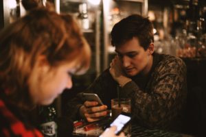 how to break an addiction, people texting during lunch