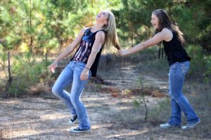 self confidence tips - two girls laughing
